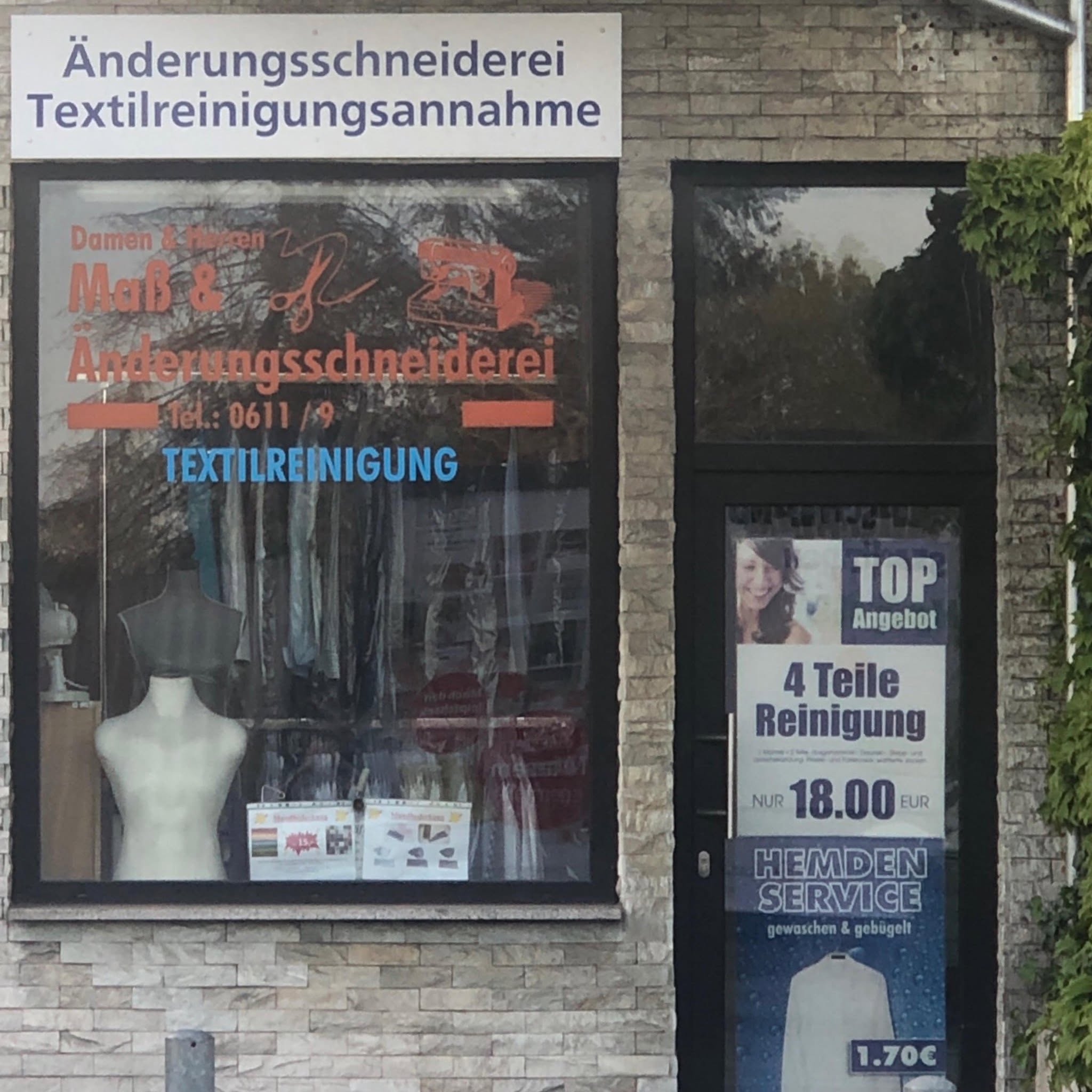 Schaufenster der Änderungsschneiderei Anzar Baset mit Auslage