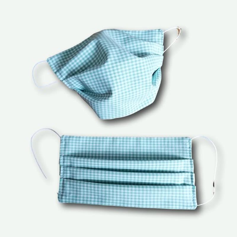 Handgenähtes Stoffaccessoire in Hellblau kariert